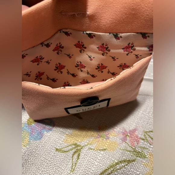 Gucci Beauty Soft Peach  with comb  Pouch - Picture 4 of 5